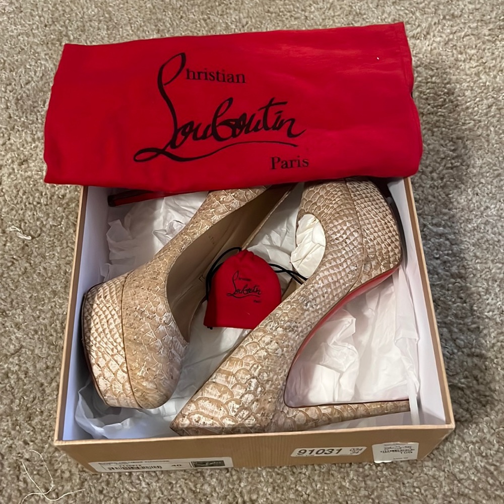 CHRISTIAN LOUBOUTIN BIANCA 120 LIEGE EMBOSSE .